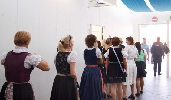 Bayerns Grüne kämpfen gegen Staus vor Damentoiletten