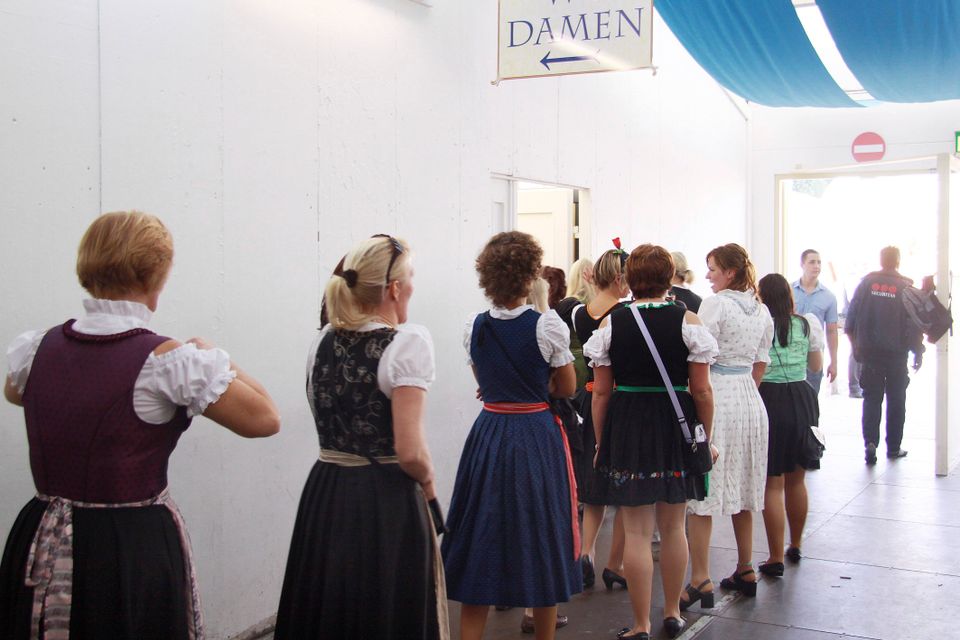 Bayerns Grüne kämpfen gegen Staus vor Damentoiletten
