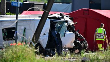 Schwere Kollision in Belgien: Schulbus trifft auf Zug