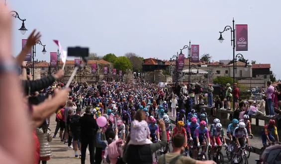 Giro-Auftakt von Massensturz überschattet