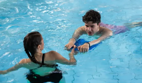Scham und Unsicherheit überwinden: Lernangebote für erwachsene Nichtschwimmer
