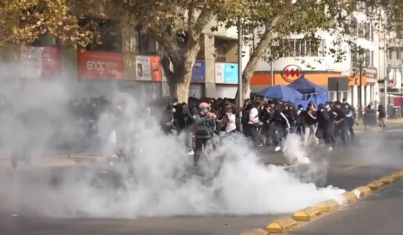 Massive Ausschreitungen in Chile: Studierendenproteste gegen die Polizei