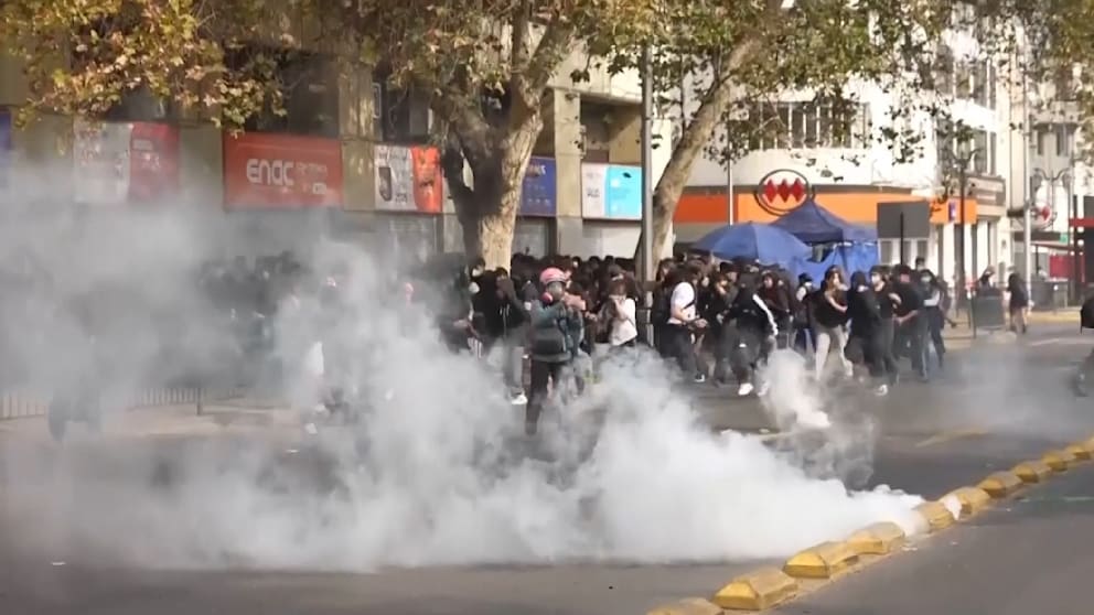 Massive Ausschreitungen in Chile: Studierendenproteste gegen die Polizei