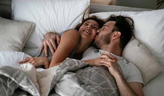 Erdbeben im Körper: Das passiert mit uns, wenn wir Sex haben