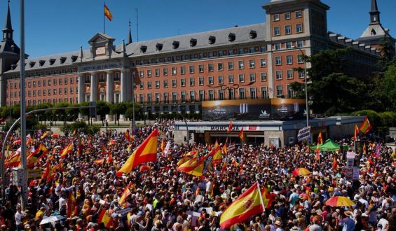 Proteste in Madrid: Rücktrittsforderungen gegen Sánchez