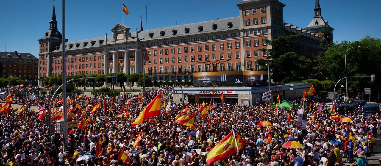 Proteste in Madrid: Rücktrittsforderungen gegen Sánchez
