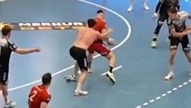 Kurioser Zwischenfall im Handballspiel: Spieler verteidigt ohne Trikot