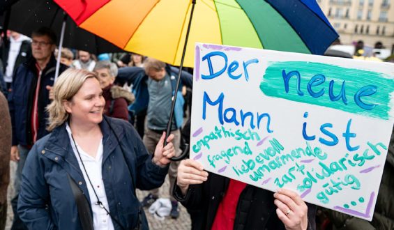 Demos gegen Gewalt an Frauen in Berlin und Hamburg am Vatertag