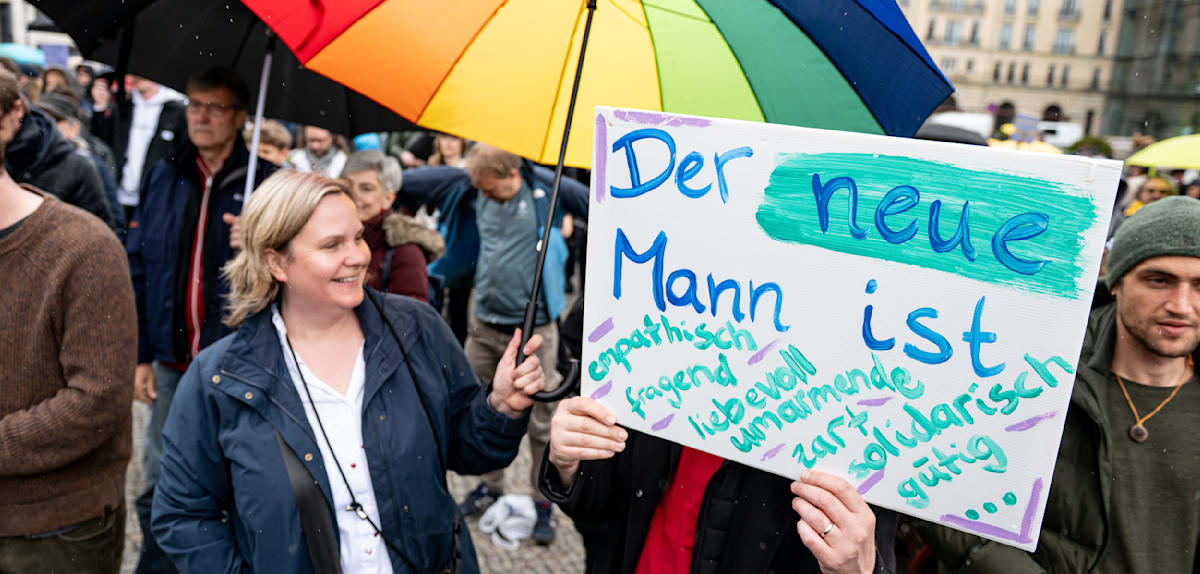 Demos gegen Gewalt an Frauen in Berlin und Hamburg am Vatertag