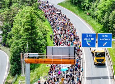 Proteste am Brenner: Tausende demonstrieren gegen Verkehrsbelastung