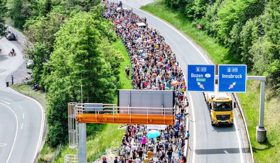 Proteste am Brenner: Tausende demonstrieren gegen Verkehrsbelastung