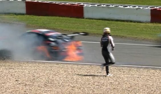 Schock am Nürburgring: Fahrer entgeht Horror-Crash in letzter Sekunde