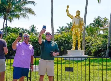 US-Geistlicher verteidigt Segnung goldener Trump-Statue