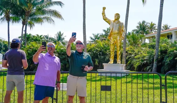US-Geistlicher verteidigt Segnung goldener Trump-Statue