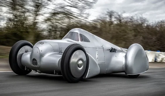 Audi belebt den legendären Auto Union Lucca Silberpfeil neu