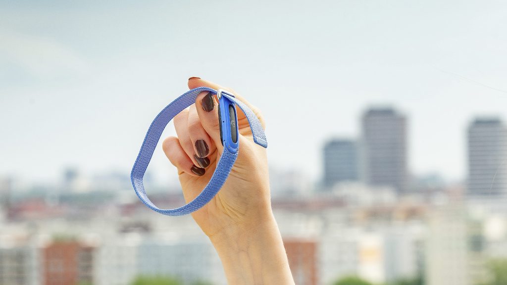Fitbit Air: Displayloser Fitnesstracker im Test