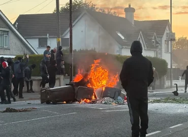 Gewalttätige Proteste in Belfast: Polizei setzt Wasserwerfer ein
