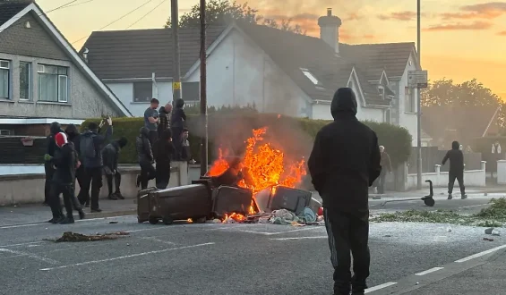 Gewalttätige Proteste in Belfast: Polizei setzt Wasserwerfer ein