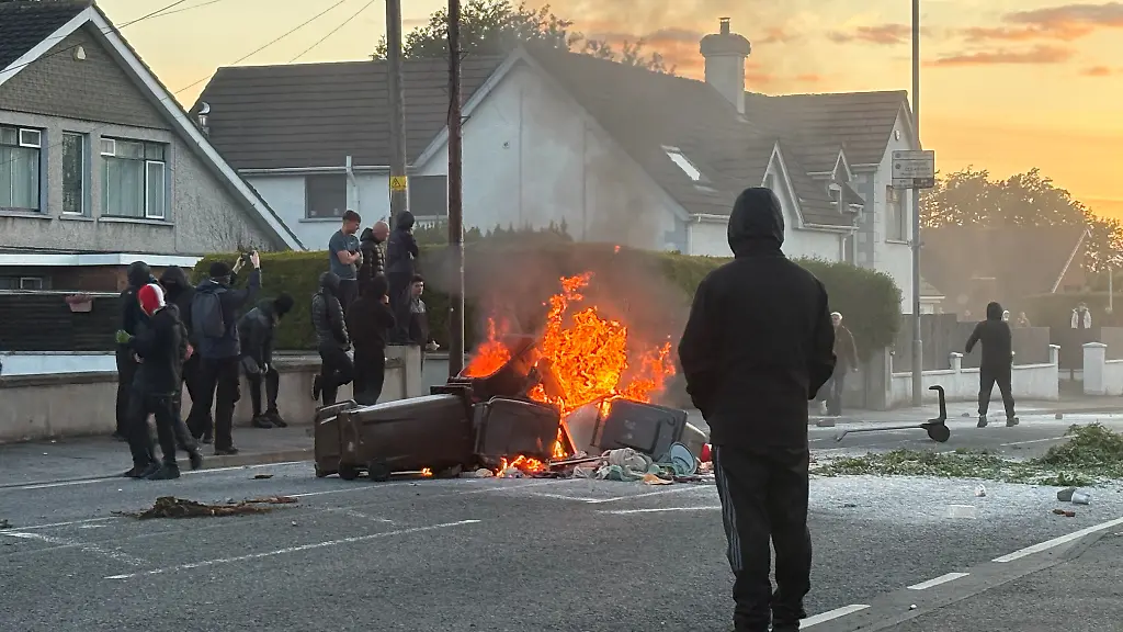 Gewalttätige Proteste in Belfast: Polizei setzt Wasserwerfer ein