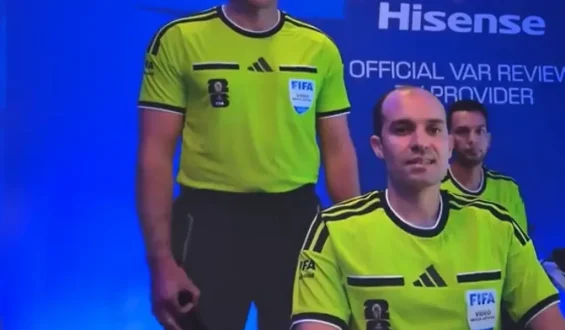 Umstrittene Geste bei FIFA-Weltmeisterschaft: VAR Shaun Evans im Fokus