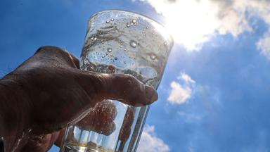 Wie viel Wasser sollten wir täglich trinken?