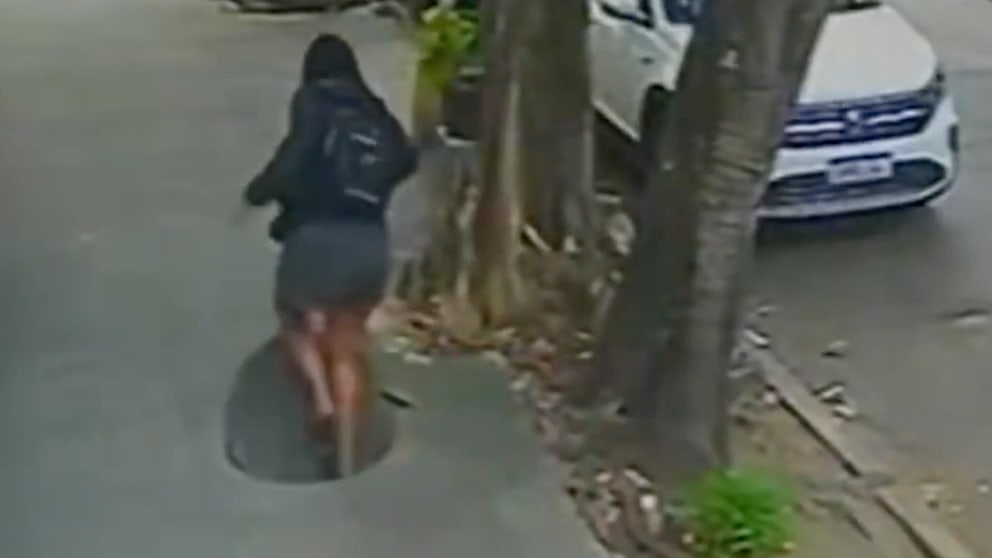 Gefährlicher Vorfall in Rio: Frau stürzt in Gully
