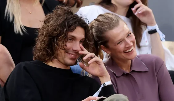Toni Garrn zeigt sich verliebt bei den French Open