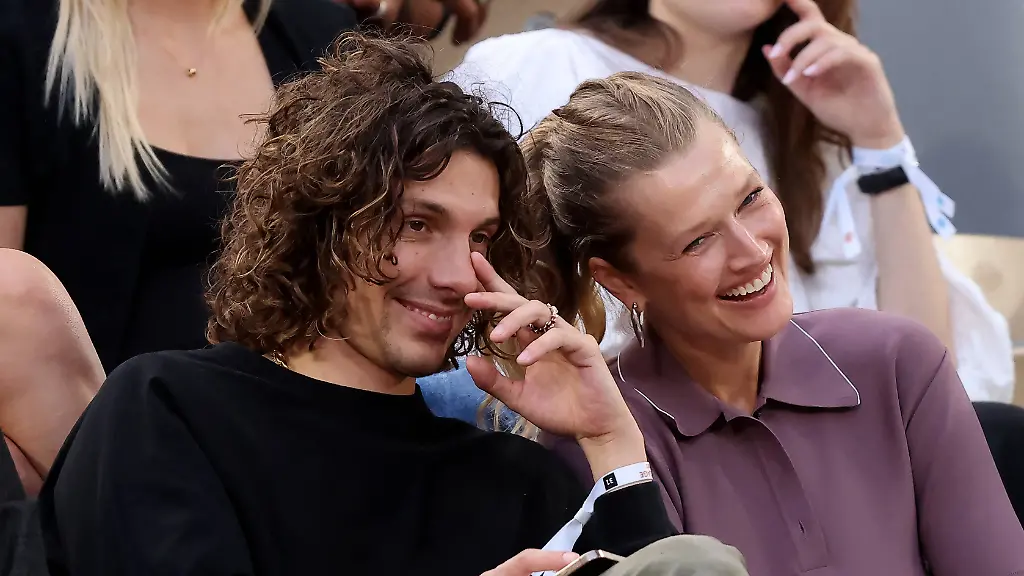 Toni Garrn zeigt sich verliebt bei den French Open
