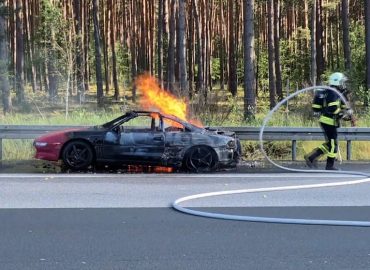 Sportwagen gerät auf A10 in Brand