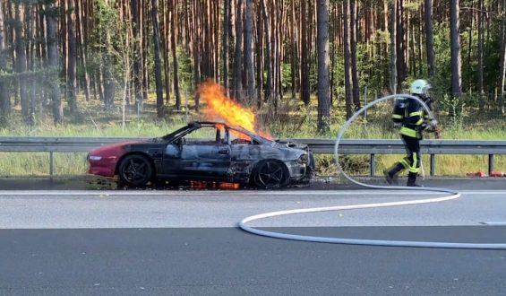 Sportwagen gerät auf A10 in Brand