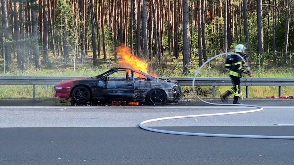 Sportwagen gerät auf A10 in Brand