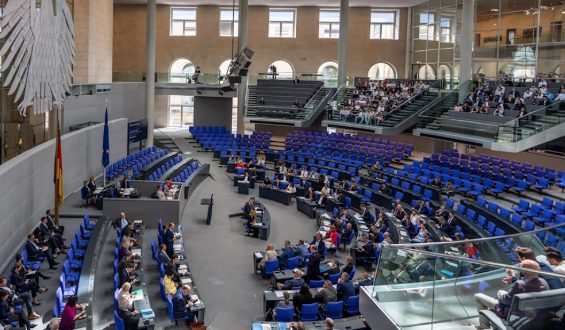 Kritik an der Verzögerung von Abgeordnetenfragen durch die Bundesregierung