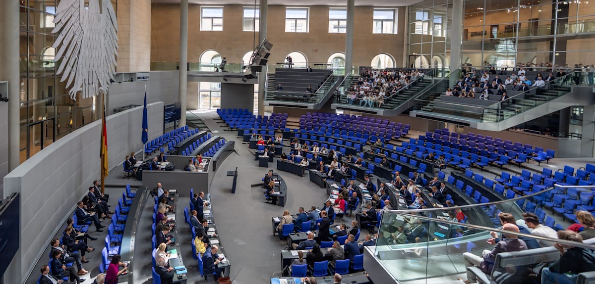 Kritik an der Verzögerung von Abgeordnetenfragen durch die Bundesregierung