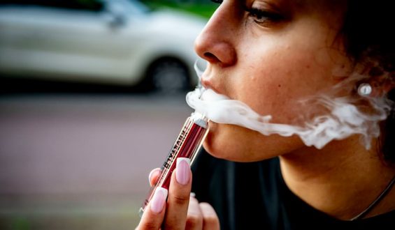 Teenie-Generation entdeckt Rauchen neu