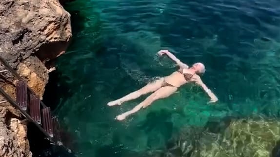 Die Katze geht baden: So entkommt Daniela Katzenberger der Mega-Hitze