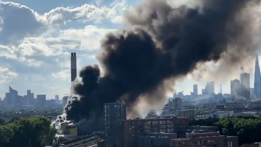Großbrand im Recyclingzentrum sorgt für Rauch über London