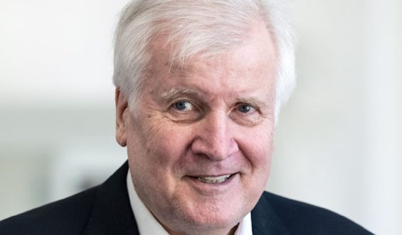 Seehofer sieht sich in Asylpolitik bestätigt
