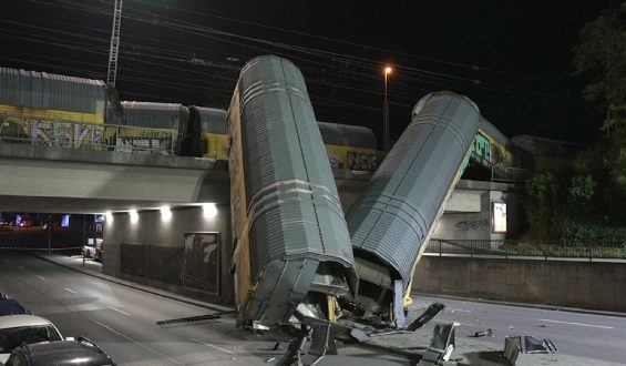 Schwerer Unfall in München: Güterzüge kollidieren auf Bahnüberführung