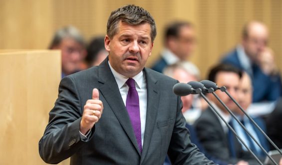 Sachsen-Anhalts Ministerpräsident unter Druck: Auswirkungen auf die Landtagswahlen
