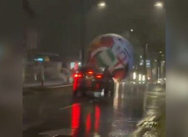 Riesenfußball rollt durch San Salvador