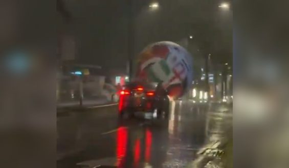 Riesenfußball rollt durch San Salvador