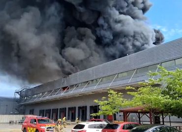 Dichter Rauch über Barcelona: Brand in Honda-Fabrik