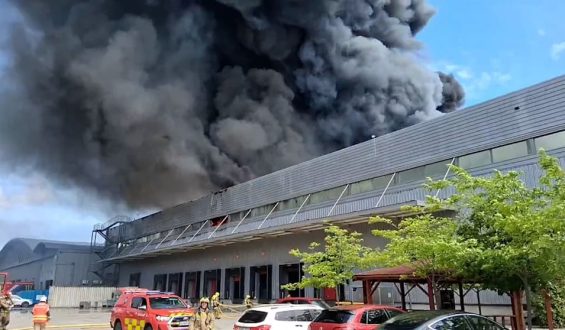Dichter Rauch über Barcelona: Brand in Honda-Fabrik
