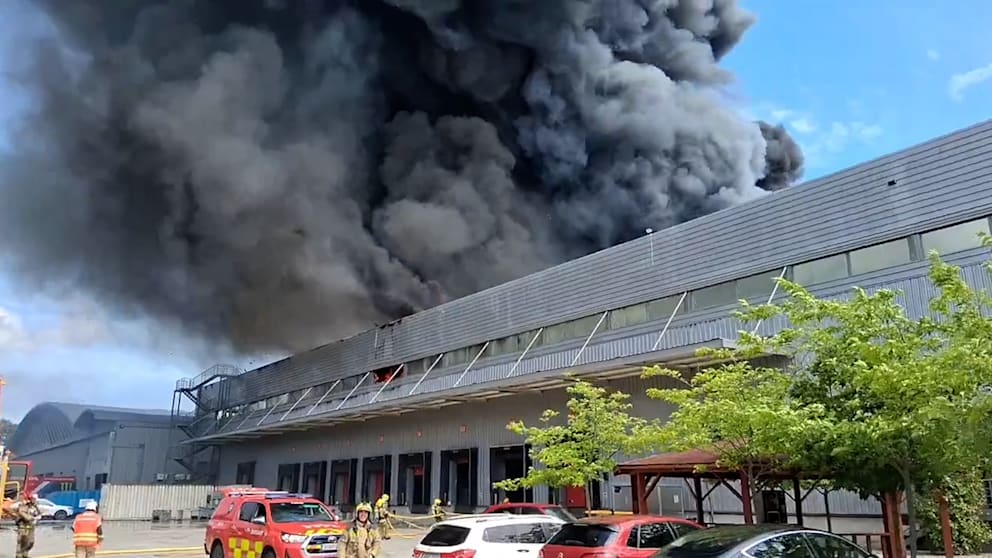 Dichter Rauch über Barcelona: Brand in Honda-Fabrik