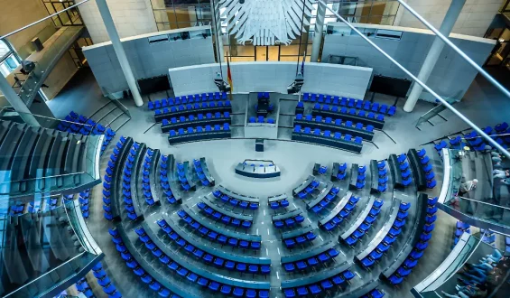 Tempo der Reformen im Bundestag: Familienunternehmer für Sommerarbeit