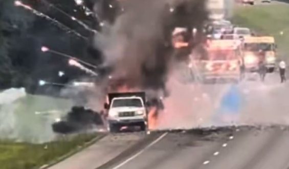 Feuerwerks-Anhänger sorgt für Sperrung der Autobahn