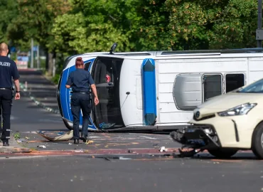 Schwerer Unfall in Berlin-Kreuzberg: Polizei- und Taxi-Zusammenprall