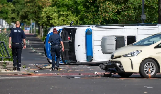Schwerer Unfall in Berlin-Kreuzberg: Polizei- und Taxi-Zusammenprall