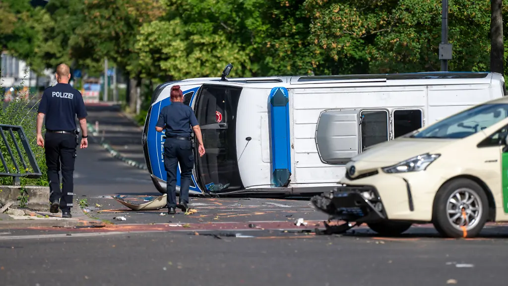Schwerer Unfall in Berlin-Kreuzberg: Polizei- und Taxi-Zusammenprall