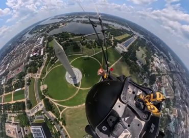 Einzigartige Fallschirmsprung-Show am Washington Monument